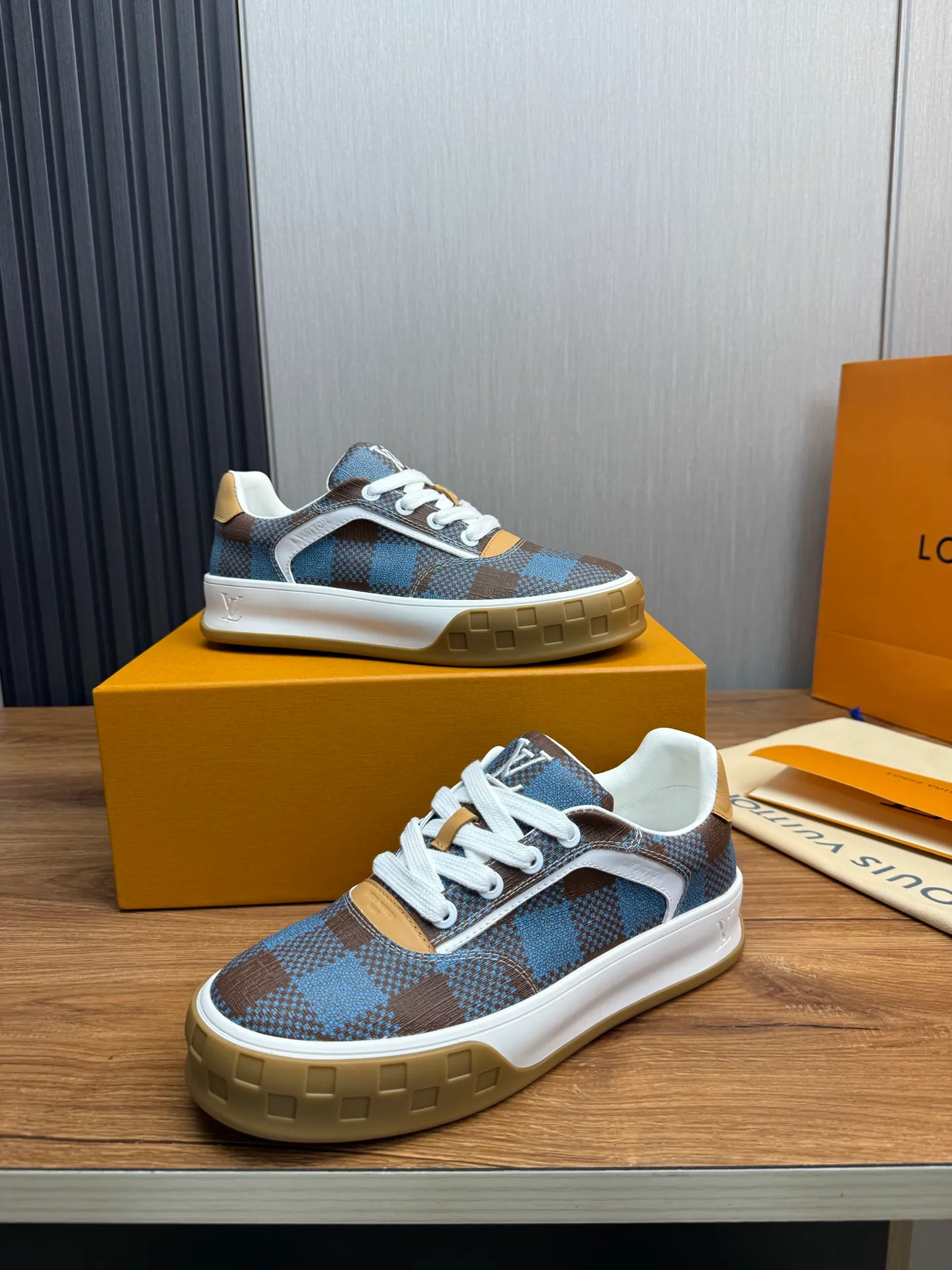 Men's shoes 620💰 Lv. Top purchasing agent🇮🇹 Louis Vuitton, sports sneakers counter synchronization, uppers imported from Italy, high-quality splicing and complex handicrafts, imported mesh pads are soft and comfortable, soles: original factory special soles, TPU exclusive movable molded soles super comfortable, original factory single goods, 🔍🔍high quality, you can enter and exit the counter at will, welcome to compare, code number 38-44 (customized 38.45)